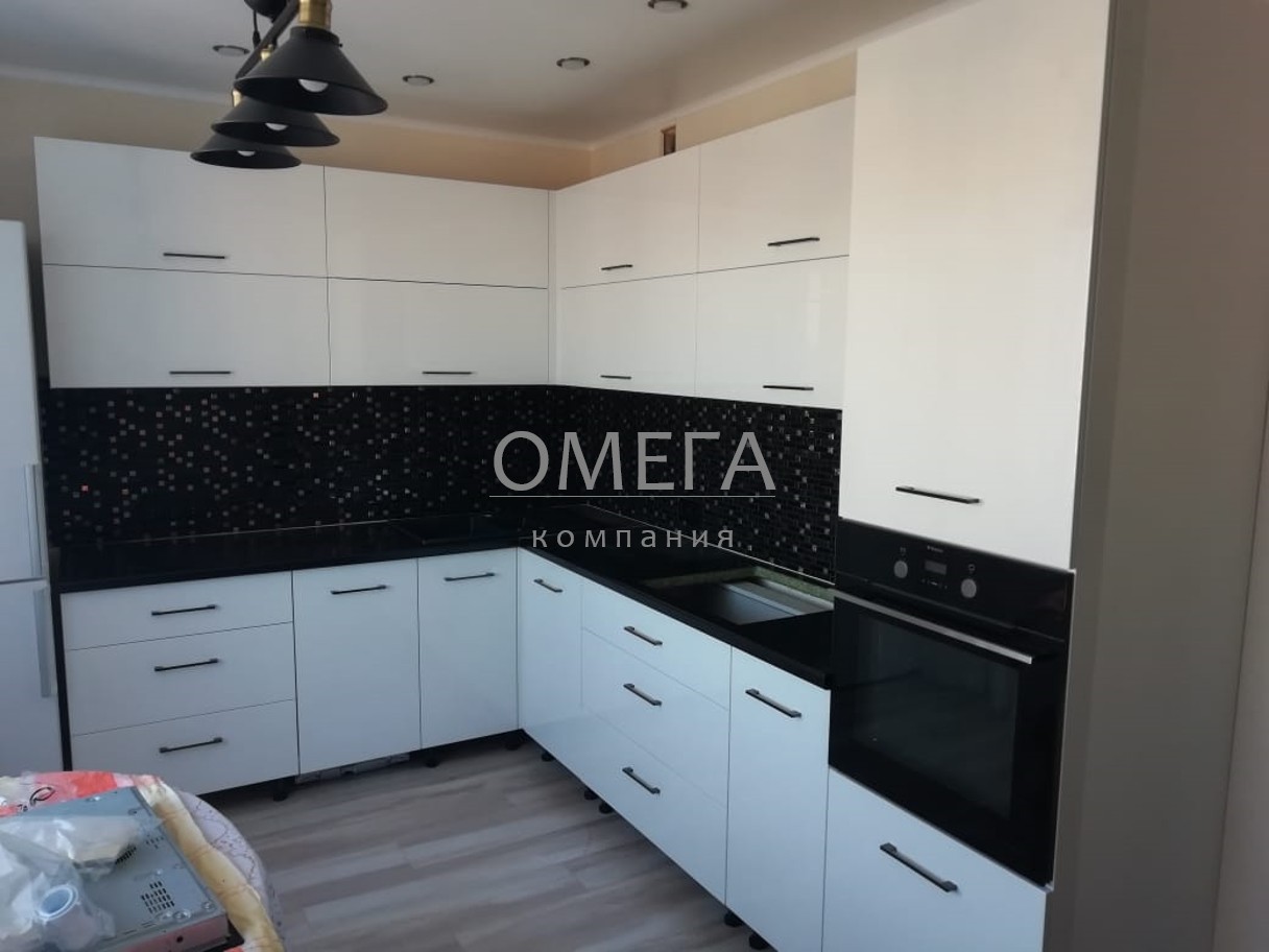 Стильный глянцевый кухонный гарнитур для квартиры в городе Челябинск изготовлен на заказ Омега кухни