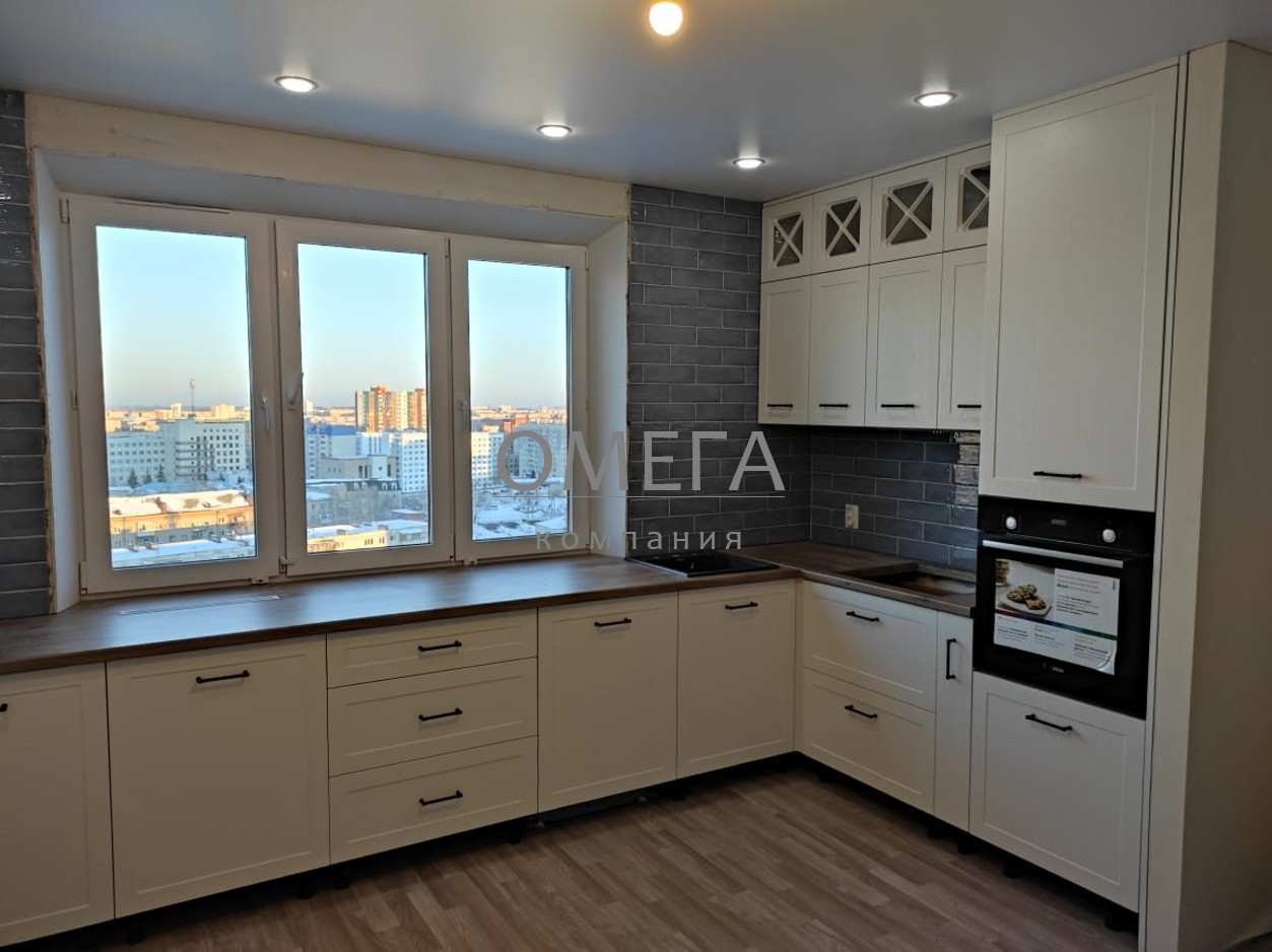 Кухонный гарнитур с мойкой у окна для квартиры эвопарк Челябинск в стиле прованс
