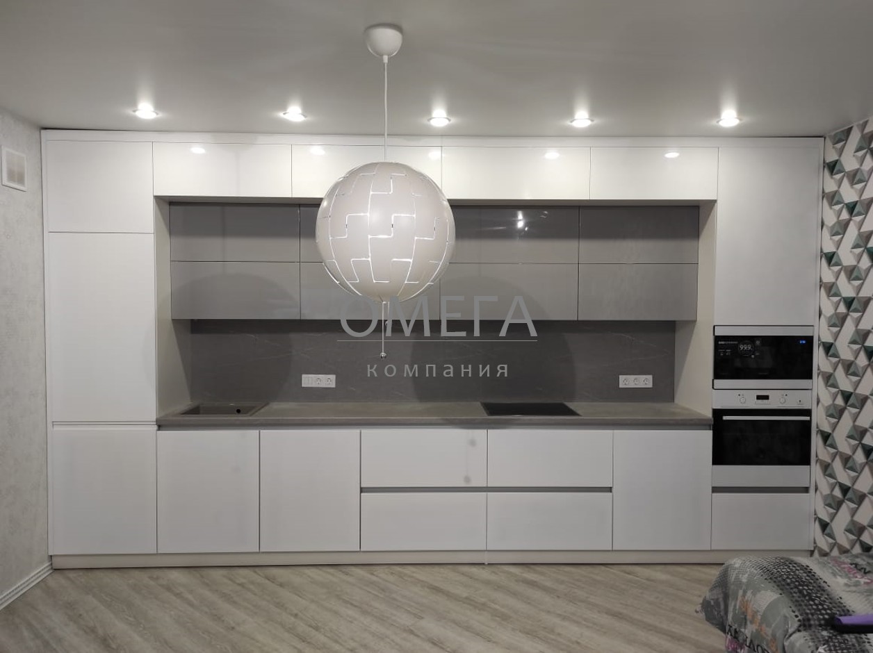 Прямая кухня встроенная фасад МДФ краска эмаль глянец белого и серого цвета